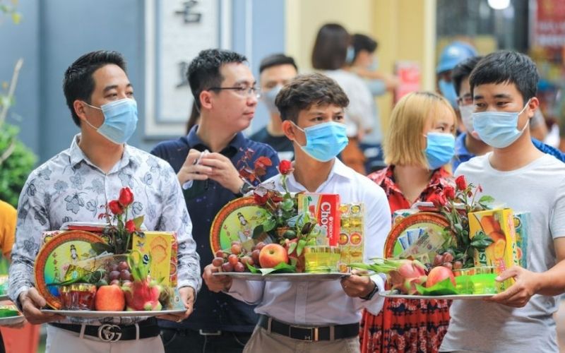 Lễ vật dâng tại đền Hai Bà nên đơn giản nhưng thể hiện sự thành tâm